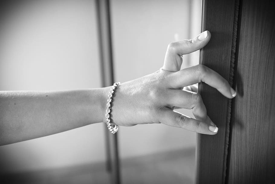 ægteskab, hånd, negle, ring, finger, menneskelig hånd, menneskelig kropsdel, menneskelig finger, voksen, kropsdel, en person, indgang, dør, smykker, Kvinder, fokus på forgrunden, tæt på, indendørs, armbånd, emotion, lukket, menneskelig lem, 1080P