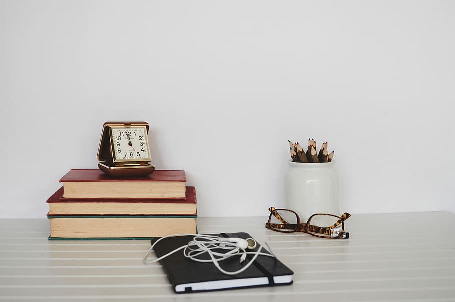 Buch, Sonnenbrille, Tabelle, Bücher, platziert, neben, Brille, Mäppchen, Schreibtisch, Büro, Uhr, alt, Veröffentlichung, drinnen, Stillleben, Studioaufnahme, Stapel, keine Leute, große gruppe von gegenständen, weiße Farbe, Schuh, kopieren sie platz, Gruppe von Objekten, Wahl, Variation, Mode, Pflanze, Weisheit, persönliches Accessoire, 4K