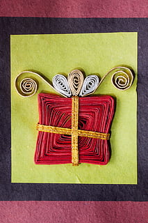 rot, braun, Papierkunstdekor, Papierkunst, Geschenk, Schleife, verpackt, Weihnachten, Weihnachtsgeschenk, Karte, Postkarte, Grußkarte, Grün, Gold, gerechter Welthandel, hilfsprojekt, Nepal, Kunst und Skulpturen, 3 dimensional, 3 d, Dekoration, drinnen, Nahansicht, High Angle View, keine Leute, Stillleben, Kreativität, Kunst und Handwerk, Box, Tabelle, Kunst, mehrfarbig, Muster, Textil-, Kasten - Behälter, Design, Gelb, direkt darüber, gestalten, Darstellung, aufwendig, 4K, CC0, gemeinfrei, lizenzfrei