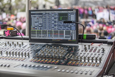 černý audio mix, technologie, mixéru, Zobrazit, počítač, zařízení, událost, hudba, koncert, řízení, audio zařízení, zvukový mixér, Zařízení pro záznam zvuku, kontrolní panel, studio, hluk, výkon, nahrávací studio, umělecká kultura a zábava, stiskněte tlačítko, knoflík, průmysl, lidé, náhodné osoby, zaměřit se na popředí, míchání, složitost, elektrické zařízení, rocková hudba, klávesnice, audio elektronika, 5K, CC0, veřejná doména, bez autorských práv