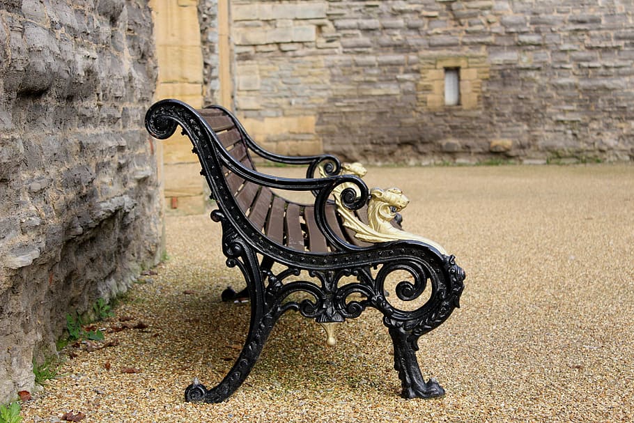 Bank, Garten, Park, Frühling, Entspannen Sie Sich, Herbst, draußen, Pensionierung, die Architektur, die Vergangenheit, Geschichte, gebaute Struktur, Tag, keine Leute, Sitz, Natur, Fokus auf den Vordergrund, Gebäudehülle, Wand, Wandbau - Funktion, alt, Gras, Metall, Park - menschgemachter Raum, leeren, Parkbank, Steinwand, Rad, 5K