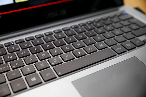 computer, transportabel, tastatur, computing, nøgler, teknologi, bærbar, åben computer, pc, kontor, computerudstyr, trådløs teknologi, tæt på, computer tastatur, meddelelse, forbindelse, computer del, sort farve, indendørs, internet, data, computer nøgle, selektiv fokusering, ingen mennesker, computer netværk, global kommunikation, sølvfarvet, 5K, CC0, offentligt domæne, royaltyfrie