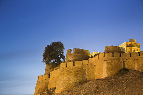 marrón, hormigón, castillo, árbol, fuerte de ladrillo, claro, azul, cielo, tiempo de día, beige, montaña, edificio, fuerte, historia, arquitectura, lugar famoso, torre, antiguo, al aire libre, estructura construida, vieja ruina, el pasado, exterior del edificio, destinos de viaje, vista de ángulo bajo, naturaleza, nadie, cielo limpio, viaje, día, pared, arruinado, civilización antigua, historia antigua, 5K, CC0, dominio público, libre de derechos