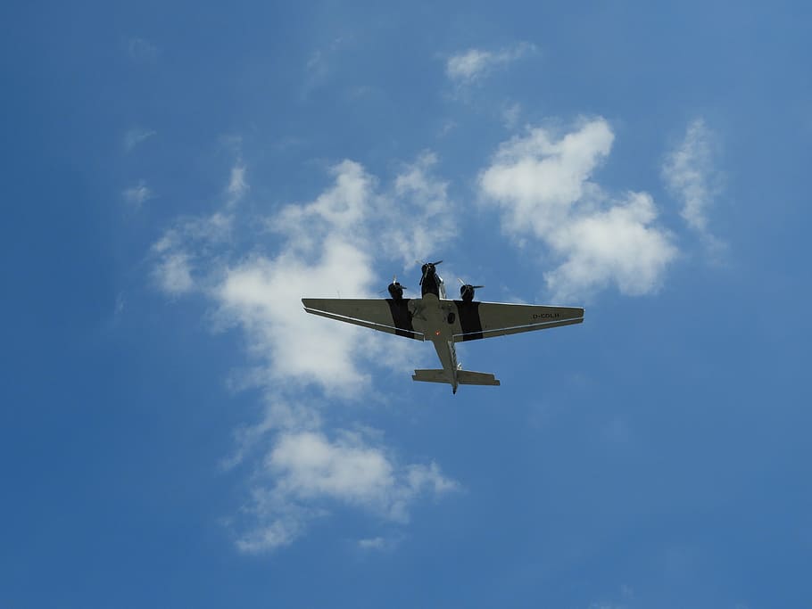 ju52, junker, històricament, vell, avions, aviació, volar, vehicle aeri, volant, avió, transport, cel, aire, hèlix, manera de transport, núvol - cel, vista d’angle baix, blau, cap gent, naturalesa, a l'aire, dia, en moviment, moviment, militar, avió de combat, a l'aire lliure, viatjar, indústria aeroespacial, govern, directament a sota, 5K