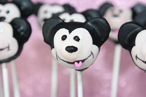 pastel, pops, Mickey Mouse, dulces, estallidos de la torta, color rosa, nadie, centrarse en primer plano, de cerca, adentro, símbolo ortográfico, representación, Arte y artesanía, naturaleza muerta, representación humana, creatividad, juguete, de color negro, mamífero, mesa, figurilla, cara sonriente antropomorfa, grupo de objetos, panda - animal, peluche, 4K, CC0, dominio público, libre de derechos