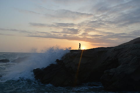 Silhouette, Person, Cliff, Mann, Sonnenuntergang, Unterbrecher, Strand, Ozean, Silhouette Mann, Meer, allein, Leuchtturm, Natur, Rock - Objekt, Küste, Himmel, Wasser, Schönheit in der Natur, Rock, Szenen - Natur, solide, wolke - himmel, Welle, orange Farbe, Stehen, Bewegung, idyllisch, eine Person, echte Menschen, Horizont über Wasser, draußen, Kraft in der Natur, brechen, schlagen, 5K, CC0, gemeinfrei, lizenzfrei