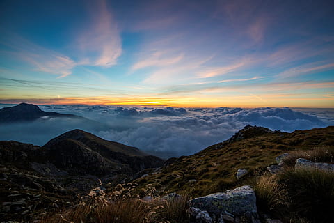 Marrone, colline, bianca, nuvole, alba, Panorma, Mombarone, scenics - natura, cielo, montagna, bellezza nella natura, ambiente, scena tranquilla, la tranquillità, nuvola - cielo, paesaggio, natura, catena montuosa, tramonto, idilliaco, scena non urbana, nessuno, a distanza, all'aperto, roccia, luce del sole, pianta, picco di montagna, 1080P, CC0, dominio pubblico, privo di copyright
