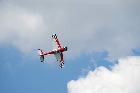 fly, flyve, model, flyvende, luftfartøj, himmel, stunt, luft, helikopter, propel, luft show, transportmidler, militær, hastighed, dygtighed, røg - fysisk struktur, ydeevne, nøjagtighed, sky - himmel, bevægelse, natur, transportform, Midt i luften, på farten, lav vinkel visning, dag, mennesker, rød, udendørs, samarbejde, kunstflyvning, 4K, CC0, offentligt domæne, royaltyfrie