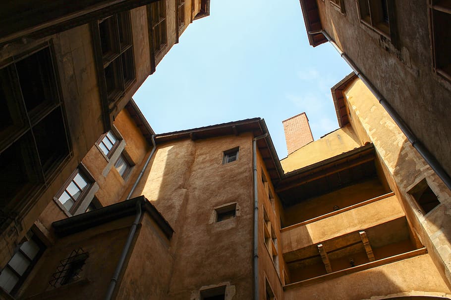 baix, foto d'angle, marró, concret, edifici, blau, cel, durant el dia, fotografia de vista d'angle, edificis, estructura, pedra, finestra, urbà, vell, casa, lyon, arquitectura, exterior de l'edifici, vista d’angle baix, estructura construïda, cap gent, ciutat, barri residencial, naturalesa, dia, història, funció de construcció de parets, el passat, a l'aire lliure, façana, cel clar, destinacions de viatge, llum solar, apartament, directament a sota, 5K