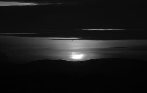 gerhana, gerhana sebagian, gerhana, gerhana sebagian, hitam dan putih, satu warna, matahari, sol, tenaga surya, matahari terbenam, matahari terbit, Fajar, senja, pemandangan, awan - langit, alam, adegan yang tenang, malam, gelap, langit, bulan, keindahan di alam, tidak ada orang, scenics - alam, ruang, ketenangan, bayangan hitam, di luar rumah, astronomi, lingkungan Hidup, bulan purnama, megah, sinar bulan, 4K, CC0, domain publik, bebas royalti