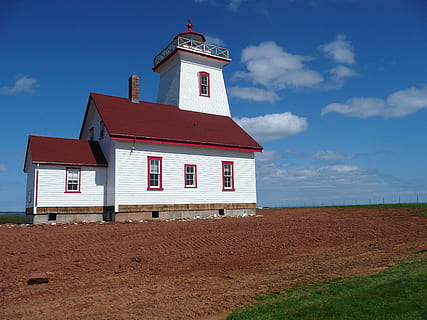 Leuchtturm, Leuchtfeuer, Licht, Navigation, Leuchtfeuer, Licht, Wahrzeichen, Küste, maritim, Sicherheit, nautisch, Prinz Edward Insel, Kanada, Gebäude, Küstenlinie, wolke - himmel, Himmel, Gebäudehülle, Blau, rot, draußen, gebaute Struktur, die Architektur, Land, Natur, Tag, keine Leute, Turm, Strand, Landschaft, Sonnenlicht, Feld, Flagge, Religion, 2K, CC0, gemeinfrei, lizenzfrei