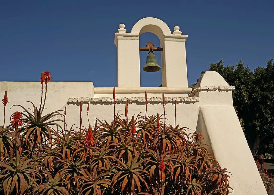 timbre, torre, cúpula, campanar, lanzarote, entrada, césar manrique, exterior de l'edifici, estructura construïda, cel, arquitectura, religió, lloc de culte, naturalesa, vista d’angle baix, blau, espiritualitat, edifici, creença, planta, dia, cel clar, cap gent, creixement, a l'aire lliure, 5K