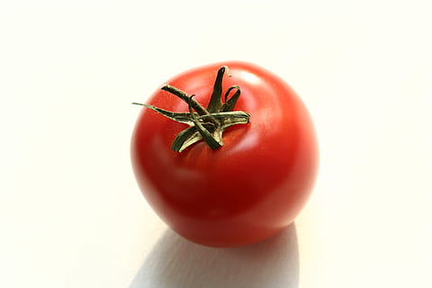 tomàquet, vermell, verdures, cirera, primer pla de tomàquets, menjar, menjar i beguda, alimentació saludable, benestar, fruita, vegetals, frescor, primer pla, a l'interior, tir de l'estudi, aliments crus, natura morta, fons blanc, sol objecte, cap gent, orgànic, tija de la planta, madur, lluminós, 2K, CC0, domini públic, lliure de regalies