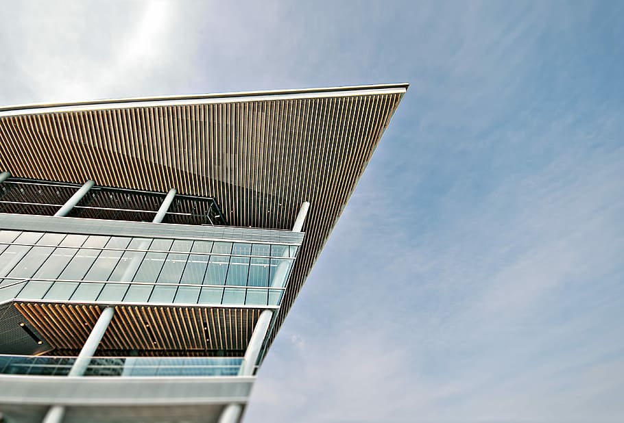 arquitectònic, foto, de gran alçada, edifici, gris, concret, durant el dia, baix, fotografia d'angle, arquitectura, cel, cantonada, vidre, estructura, finestra, ciutat, centre de la ciutat, urbà, centre de convencions, cel blau, angular, geomètric, pilar, vista d’angle baix, estructura construïda, núvol - cel, exterior de l'edifici, naturalesa, cap gent, dia, conservació del medi ambient, llum solar, a l'aire lliure, tecnologia, energia alternativa, energia renovable, panell solar, generació de combustible i energia, modern, exterior d’edifici d’oficines, gratacels, 4K
