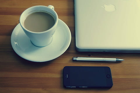 alb, ceramică, ceașcă, umplut, cafea, farfurioară, argint macbook, iPhone, mobil, macbook, laptop, calculator, tehnologie, Afaceri, creator, birou, stilou, espresso, masa, băutură, halbă, gustare, cană de cafea, mancare si bautura, cafea - băutură, natură moartă, în interior, vedere în unghi mare, tehnologia fără fir, nici o persoana, conexiune, lemn - material, comunicare, faianță, cartelă de note, 2K, CC0, domeniu public, fără drepturi de autor