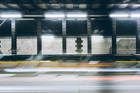 verlichte metro, tijd, verlopen, trein, brug, ondergronds, structuur, station, vervoer, wazig beweging, binnenshuis, beweging, architectuur, verlicht, wijze van transport, geen mensen, ingebouwde structuur, openbaar vervoer, snelheid, spoor transport, verlichtingsapparatuur, gebouw, plafond, fabriek, architectonische kolom, spoorwegstation platform, licht, bevloering, parkeergarage, metro, 4K, CC0, publiek domein, royaltyvrij