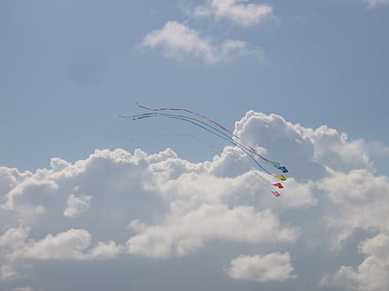 smoki, chmury, niebo, niebieski, latawiec, zmętnienie, chmura - niebo, latający, niski kąt widzenia, pojazd powietrzny, środek transportu, transport, samolot, Natura, dzień, latawiec - zabawka, w powietrzu, ruch, wielobarwne, żadnych ludzi, pokaz lotniczy, w ruchu, na dworze, dym - struktura fizyczna, ślad pary, 1080P, CC0, domena publiczna, darmowe zdjęcia