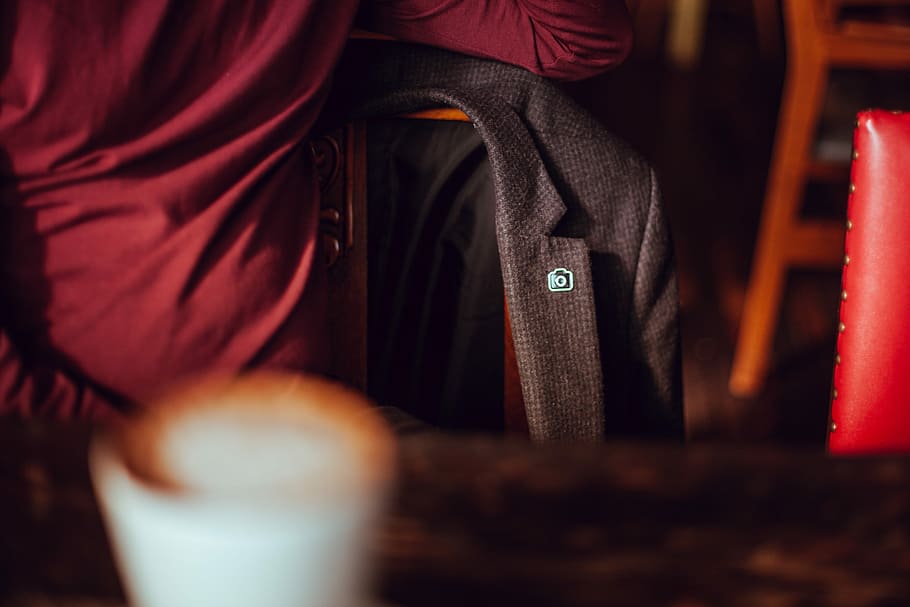 blazer, despenjar el pin, penjant, cadira, taula de cafè, poc profund, focalitzar la fotografia, negre, abric, jaqueta, desaprofitar, pin, cafè, home, vermell, solapa, una persona, secció mitjana, adult, roba, homes, enfocament selectiu, a l'interior, mà, primer pla, de peu, estils de vida, part del cos humà, vista frontal, mig adult, roba casual, negocis, celebració, activitat d'oci, 5K