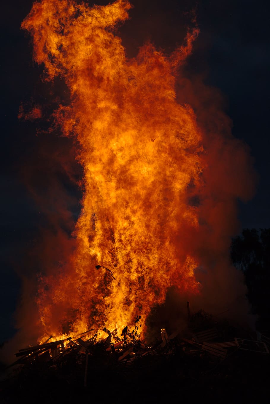 foc, flama, calor, núvols, tarda, cel, nit, fusta, llum de foc, brases, fum, branca, foguera, ple estiu, incendis de sol, cremar, calenta, foc de fusta, brillant, heiss, vermell, weissglut, marca, fons, acollidor, cremant, calor - temperatura, cap gent, infern, foc - fenomen natural, color taronja, fum - estructura física, terra, naturalesa, signe, accidents i desastres, danys ambientals, senyal d'advertència, moviment, medi ambient, a l'aire lliure, Pol · lució, poder a la natura, 5K