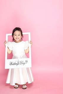 nen, Corea, blanc, mirant la càmera, una persona, somrient, infància, felicitat, vista frontal, a l'interior, retrat, tir de l'estudi, color rosa, longitud completa, dones, descendència, noies, emoció, de peu, femelles, fons rosa, fons de colors, innocència, emoció positiva, 5K, CC0, domini públic, lliure de regalies