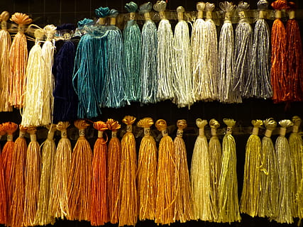 draad, ruwe zijde, garen, weven, zijde, bindend, gekleurde, kleur, kleurrijk, hangen, kleinhandel, opknoping, variatie, te koop, geen mensen, keuze, grote groep objecten, markt, arrangement, overvloed, binnenshuis, stilleven, zij aan zij, op te slaan, verzameling, marktkraam, kunst en ambacht, in een rij, detailopname, verkoop, kleinhandelsvertoning, vis industrie, 4K, CC0, publiek domein, royaltyvrij