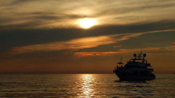 trieste, tramonto, nuvole, cielo, porto, molo, barca, mare, mare calmo, acqua, nave nautica, nuvola - cielo, mezzi di trasporto, modo di trasporto, scenics - natura, sole, nave, colore arancione, bellezza nella natura, andare in barca, natura, orizzonte sull'acqua, lungomare, scena tranquilla, luce del sole, nessuno, 4K, CC0, dominio pubblico, privo di copyright