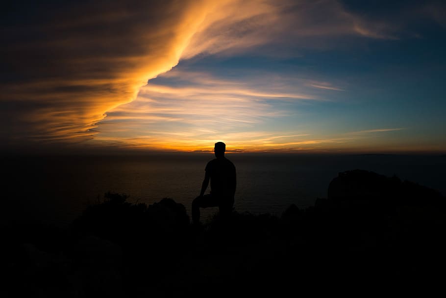 silueta, persona, assegut, formació de roca, daurat, hores, foto de la silueta, home, de peu, superfície màxima, posta de sol, cel, núvol, núvols, vespre, veure la posta de sol, penya-segat, rock, oceà, mar, naturalesa, sonya6500, sony, una persona, escenics - natura, bellesa a la natura, núvol - cel, aigua, escena tranquil·la, tranquil·litat, color taronja, vista del darrere, terra, activitat d'oci, homes, platja, idíl·lic, horitzó sobre l’aigua, a l'aire lliure, mirant la vista, contemplació, 5K