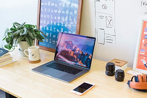 virou, macbook, pró, Castanho, de madeira, mesa, dois, Preto, lentes de câmera, Área de Trabalho, computador, tela, tecnologia, desenhar, maçã, Iphone, criativo, espaço de escritório, limpar \ limpo, len, estilista, quadro branco, coworking, tecnologia sem fio, comunicação, computador portátil, dentro de casa, mobília, escritório, o negócio, conexão, texto, ninguém, equipamentos de informática, natureza, dia, copo, madeira - material, louças, símbolo ortográfico, 5K, CC0, domínio público, royalty free