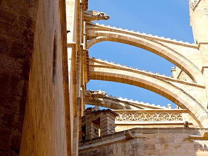 Església, arcs, gòtic, construcció, arquitectura, corsica, festa, històricament, edifici, arc, impressionant, lloc famós, pont - estructura feta per l'home, arquitectura i edificis, estructura construïda, llocs de viatges, història, columna arquitectònica, destinacions de viatge, cel, exterior de l'edifici, cap gent, dia, turisme, el passat, viatjar, ciutat, naturalesa, antic, vista d’angle baix, llum solar, monument, memorial, civilització antiga, ornamentat, arqueologia, 2K, CC0, domini públic, lliure de regalies