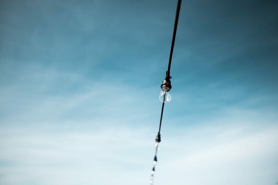 foto, Lampadina a corda, fotografia a fuoco, chiaro, guidato, lampadina, stringa, bianca, cielo, giorno, luce, blu, filo, sospeso, linea, nube, cavo, natura, decorazione, Inquadratura dal basso, corda, pesca, sport, attività, una persona, asta, canna da pesca, all'aperto, copia spazio, nuvola - cielo, detenzione, direttamente sotto, 5K