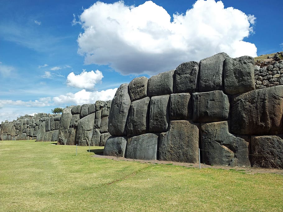 antic, paret de pedra, durant el dia, perú, cusco, inca, paret, ruïna, història, edifici, pedra, núvol - cel, cel, herba, naturalesa, terra, sòlid, camp, dia, cap gent, planta, arquitectura, tranquil·litat, color verd, rock, estructura construïda, escena tranquil·la, llum solar, el passat, a l'aire lliure, civilització antiga, arqueologia, 2K