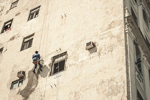 pittura dell'uomo, bianca, calcestruzzo, costruzione, giorno, sospeso, persona, arrampicata, Marrone, parete, facciata, finestre, lavavetri, architettura, esterno dell'edificio, struttura costruita, finestra, lunghezza intera, luce del sole, Inquadratura dal basso, uomini, all'aperto, persone, natura, occupazione, lavoro, caratteristica della parete, due persone, persone reali, sforzo, 4K, CC0, dominio pubblico, privo di copyright
