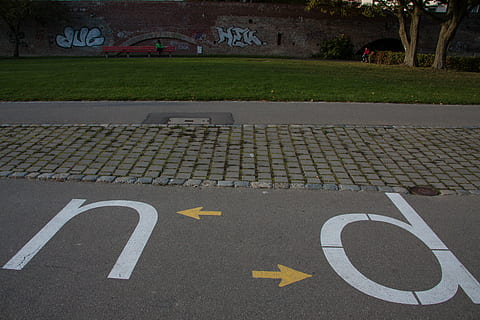 grå, beton, vej, n, d, print maling, cykelsti, gå, pile, mærke, installation, graffiti, bymuren, grunge, væg, by, murværk, ungdom, kreativitet, maling, sprøjte, spray, vandalisme, grafisk, skilt, meddelelse, symbol, vejmærkning, mærkning, transportmidler, ingen mennesker, arkitektur, gade, vejledning, dag, græs, tekst, retning, cykelbane, bygning udvendig, udendørs, bygget struktur, 4K, CC0, offentligt domæne, royaltyfrie
