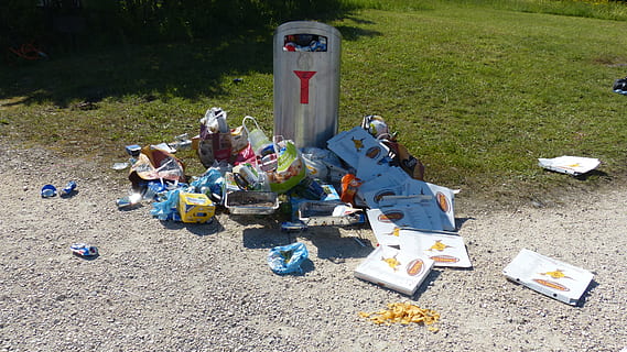 assorterte pakker, søppel, søppelkasse, forurensing, Avfall, søppelbøtte, avfallskasser, avfallsbeholder, avfallshåndtering, fylt, avhending, miljøvern, miljø, kaste bort samfunnet, høy vinkel visning, natur, ingen folk, miljøspørsmål, land, stor gruppe gjenstander, felt, dag, resirkulering, søppelfylling, plast, rotete, utendørs, miljøskade, sosiale problemer, plastpose, 4K, CC0, offentlig domene, opphavsrett gratis