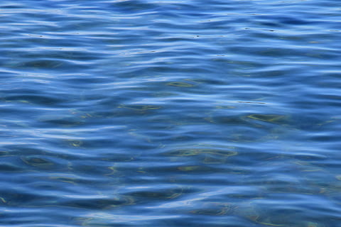 corpo d'acqua, onda, sfondo, riflessione, natura, citello, acqua, blu, lago, stagno, chiaro, fotogramma intero, increspato, sfondi, nessuno, all'aperto, bellezza nella natura, mare, movimento, la tranquillità, giorno, modello naturale, modello, vista dall'alto, scena tranquilla, superficie, concentrico, 5K, CC0, dominio pubblico, privo di copyright