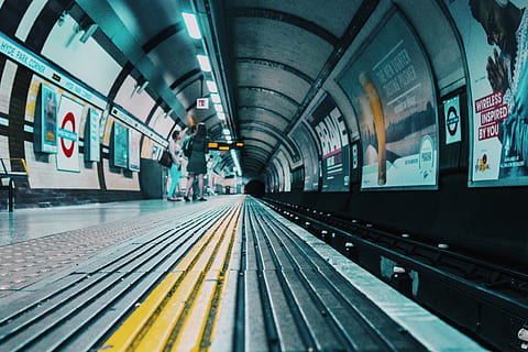 skupina, lidé, čekání, tranzitní vlak, zelená, žlutá, metro, sub, způsob, přeprava, železniční trať, vlak, stanice, stanice metra, uvnitř, vlak metra, cestovat, nástupiště železniční stanice, dopravy, pohyb, Rychlost, veřejná doprava, železniční stanice, železniční dopravy, dráha, architektura, způsob dopravy, stavba, svítí, perspektiva, nikdo, směr, vlak - vozidlo, strop, dlouho, 5K, CC0, veřejná doména, bez autorských práv