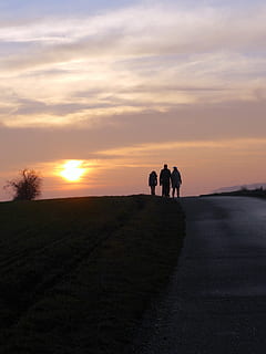 sol, skyer, mennesker, tegn, sti, solnedgang, himmel, skønhed i naturen, sky - himmel, orange farve, rigtige mennesker, gruppe af mennesker, gå, fritidsaktivitet, samvær, livsstil, natur, scenics - natur, jord, herrer, silhuet, venskab, rolig scene, idyllisk, ro, udendørs, positive følelser, 2K, CC0, offentligt domæne, royaltyfrie