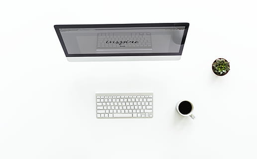 cafè, tassa, escriptori, ordinador, electrònica, imac, teclat, monitor, oficina, PC, planta, reflexió, pantalla, suculent, taula, tecnologia, sense fils, lloc de treball, espai de treball, fons blanc, tir de l'estudi, negocis, a l'interior, equips informàtics, menjar i beguda, teclat d’ordinador, cap gent, tallar, calculadora, comunicació, negoci corporatiu, Finances, vista d’angle alt, 5K