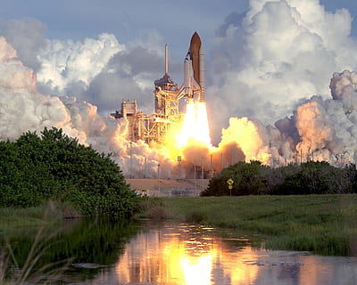 rocketship branco, ônibus espacial atlantis, lançamento, reflexão, agua, missão, astronautas, decolar, foguetes, espaçonave, céu, órbita, exploração, nave espacial, voar, nasa, nuvem - céu, natureza, plantar, árvore, ninguém, arquitetura, rio, fogo, meio Ambiente, problemas ambientais, fogo - fenômeno natural, movimento, ao ar livre, ardente, dia, poluição, poluição do ar, 1080P, CC0, domínio público, royalty free