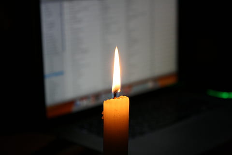lumânare, laptop, calculator, low-tech, High Tech, baterie, lumânare-lumină, macbook, pană, flacără, ardere, foc, iluminat, temperatura - temperatură, foc - fenomen natural, a închide, în interior, întuneric, nici o persoana, natură, să se concentreze asupra primelor elemente, luminos, mediu inconjurator, culoare portocalie, Fundal negru, echipamente de iluminat, luminozitate, selectiv, 4K, CC0, domeniu public, fără drepturi de autor