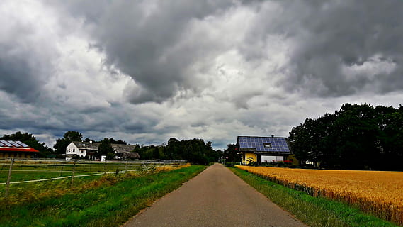 campo, tempesta, nuvole, modo, villaggio, coperto dalle nuvole, nuvole scure, prima della tempesta, paesaggio, natura, nuvola - cielo, cielo, architettura, pianta, albero, costruzione, esterno dell'edificio, ambiente, struttura costruita, nuvola temporalesca, bellezza nella natura, temporale, terra, nessuno, Casa, all'aperto, pioggia, infausto, 4K, CC0, dominio pubblico, privo di copyright