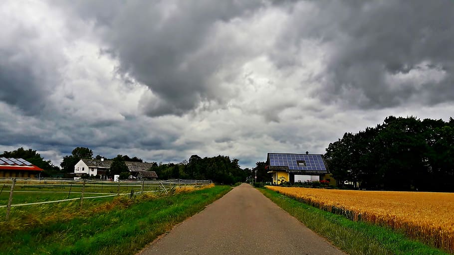campo, tempesta, nuvole, modo, villaggio, coperto dalle nuvole, nuvole scure, prima della tempesta, paesaggio, natura, nuvola - cielo, cielo, architettura, pianta, albero, costruzione, esterno dell'edificio, ambiente, struttura costruita, nuvola temporalesca, bellezza nella natura, temporale, terra, nessuno, Casa, all'aperto, pioggia, infausto, 4K