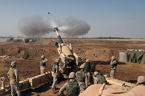 foto, karavīriem, komplektēšana, artilērijas akumulators, militāro, haubers, java, granāta, ierocis, Irāka, marines, fallujah, karš, nošaut, uguns, saskaņā ar, pop, tvaiks, sprādziens, iznīcināšana, jauda, ASV, un, nato, tuksnesis, armijas karavīrs, dienā, konfliktu, bruņotie spēki, komandas darbs, valdība, sadarbību, cilvēku grupa, armija, dūmu - fiziskā struktūra, militāro apmācību, cilvēkiem, neatpazīstama persona, nozare, pieaugušais, vidi, ārā, sprāgstvielu, atbildību, 2K, CC0, publiskais domēns, bez atlīdzības