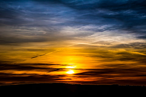 Fotografie, Gelb, Sonne, Sonnenuntergang, Wolken, helle Wolke, dunkle Wolken, abendstimmung, Himmel, untergehende Sonne, Abendhimmel, Nachglühen, Romantik, Stimmung, atmosphärisch, Abendsonne, Natur, Bäume, Tannenbäume, szenen, wolke - himmel, Schönheit in der Natur, ruhige Szene, keine Leute, Silhouette, Szenen - Natur, Ruhe, orange Farbe, Dramatischer Himmel, idyllisch, Umgebung, Horizont, Scheu, draußen, Wasser, dunkel, Kondensstreifen, 5K, CC0, gemeinfrei, lizenzfrei