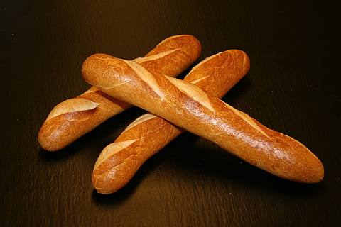 drei, Baguettes, braun, hölzern, Oberfläche, Flöten, Bäcker, Kunst, Essen, Brot, Lebensmittel, Ofen, frisch gebacken, gebacken, backt Brot, Backen, Spezialität, Geschmack, Essen und Trinken, Frische, keine Leute, drinnen, Nahansicht, Stillleben, Wohlbefinden, gesundes Essen, Studioaufnahme, Holz - Material, Tabelle, High Angle View, schwarzer Hintergrund, ein Leib Brot, Gruppe von Objekten, Stangenbrot, französisches Essen, Holzmaserung, Snack, 2K, CC0, gemeinfrei, lizenzfrei