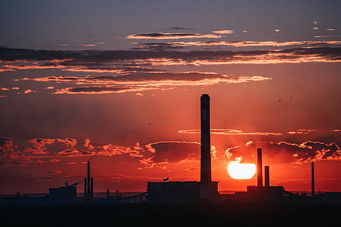 Sombrio, noite, lua, leve, construção, torre, nuvens, céu, por do sol, fábrica, nuvem - céu, indústria, cor laranja, chaminé, exterior do edifício, arquitetura, geração de combustível e energia, silhueta, estrutura construída, problemas ambientais, natureza, ninguém, beleza na natureza, fumaça - estrutura física, poluição, meio Ambiente, ao ar livre, poluição do ar, Distrito industrial, 4K, CC0, domínio público, royalty free