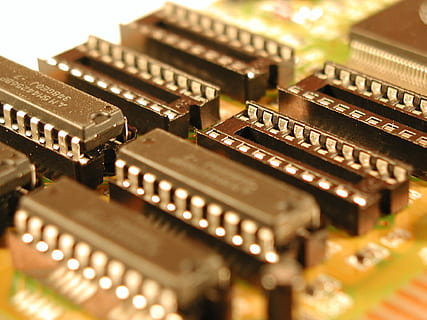 selektywny, fotografia fokusowa, ic chipy, tablica, ic, elektronika, obwód, obecny, technologia, Inżynieria elektryczna, składniki, komputer, część komputerowa, branża elektroniczna, zbliżenie, pc, sprzęt, makro, dane, sprzęt elektryczny, płytka drukowana, selektywne skupienie, żadnych ludzi, architektura, oświetlony, wewnątrz, czip komputerowy, martwa natura, stół, z rzędu, skupić się na pierwszym planie, połączenie, tła, złożoność, przemysł, metal, porozumiewanie się, wyposażenie komputera, element elektryczny, 1080P, CC0, domena publiczna, darmowe zdjęcia