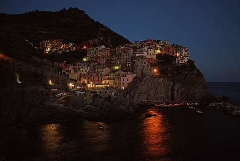 cinque terre, italia, costruzione, struttura, cielo, infrastruttura, finestra, istituzione, Hotel, architettura, arte, vista, mare, oceano, luci, riflessione, montagna, notte, destinazioni di viaggio, Casa, all'aperto, esterno dell'edificio, Palazzo residenziale, illuminato, nessuno, paesaggio urbano, città, acqua, struttura costruita, terra, cittadina, quartiere residenziale, natura, spiaggia, 4K, CC0, dominio pubblico, privo di copyright