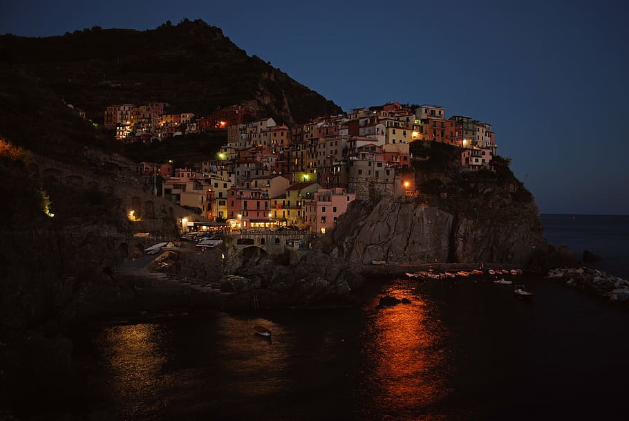 cinqueterre, italy, edifici, estructura, cel, infraestructura, finestra, establiment, hotel, arquitectura, art, vista, mar, oceà, llums, reflexió, muntanya, nit, destinacions de viatge, casa, a l'aire lliure, exterior de l'edifici, edifici residencial, il·luminat, cap gent, paisatge urbà, ciutat, aigua, estructura construïda, terra, barri residencial, naturalesa, platja, 4K