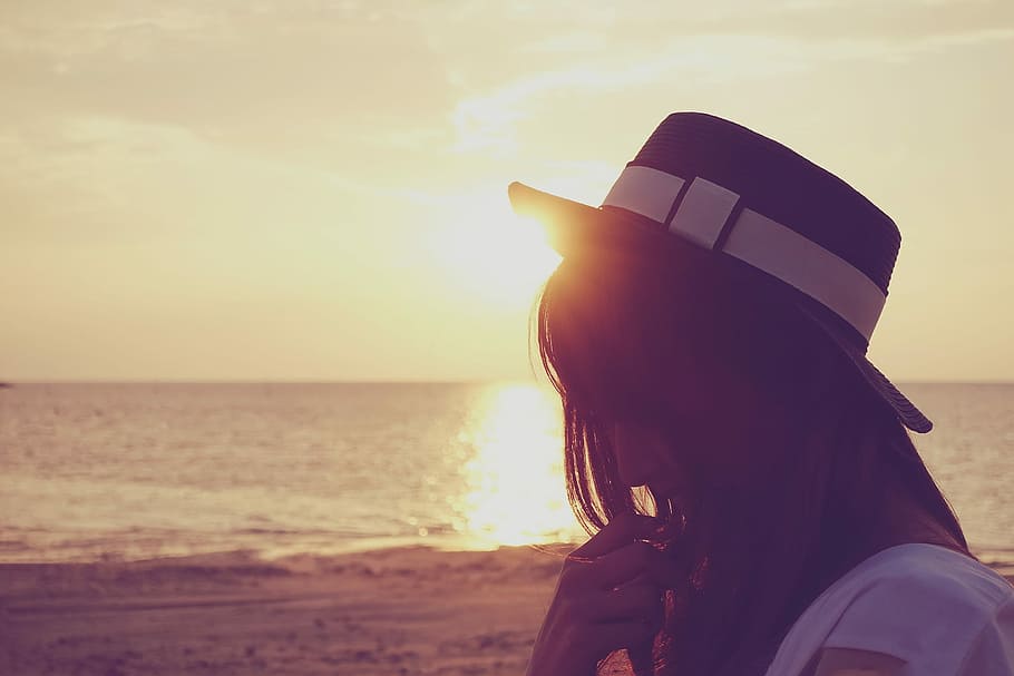 kvinde, hvid, skjorte, iført, fedora hat, havkyst, solnedgang, kvinde i hvidt, hvid bluse, hav, Kvinder, hat, strand, mennesker, sommer, udendørs, ferier, livsstil, natur, en person, hunner, sollys, lempelse, voksen, sol, vand, ung voksen, kaukasisk etnicitet, horisont over vand, himmel, jord, hovedskud, fritidsaktivitet, rigtige mennesker, horisont, skønhed i naturen, portræt, scenics - natur, 1080P